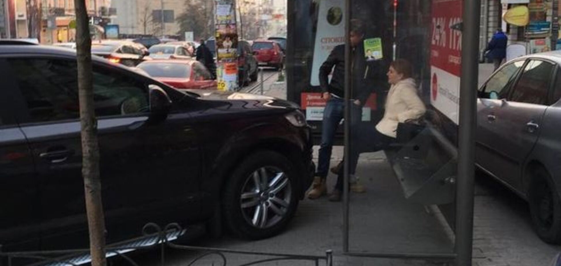 'Герой парковки': в центре Киева водитель бросил авто на остановке