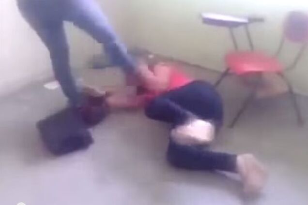 Разъяренная женщина избила учительницу прямо посреди урока: шокирующее видео