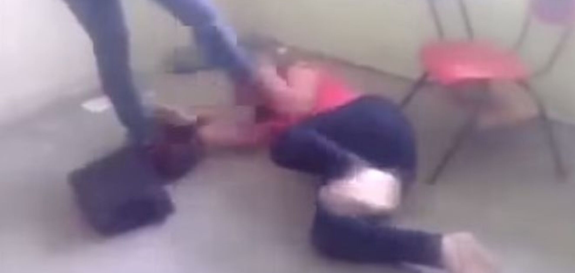 Розлючена жінка побила вчительку прямо посеред уроку: шокуюче відео 