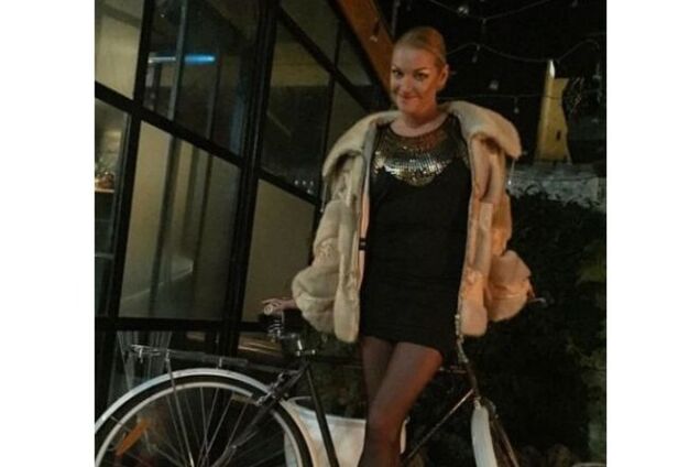 Волочкова в мини-платье каталась на велосипеде по Крыму