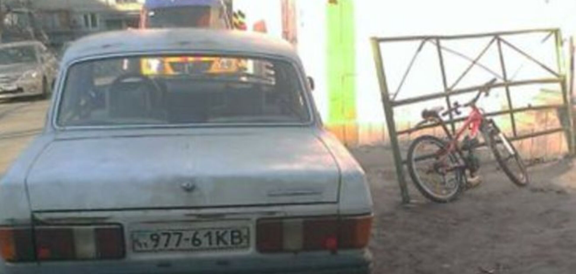 В Киеве водитель во дворе дома сбил школьницу