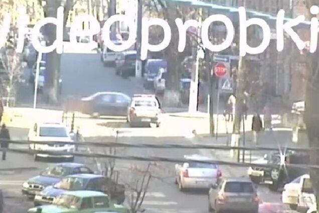 В Киеве машина охранной фирмы протаранила легковушку