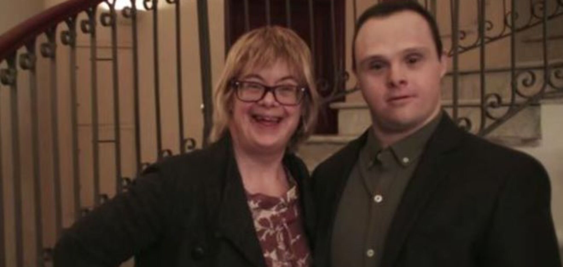 Парень с синдромом Дауна сделал невероятно романтичное признание своей девушке