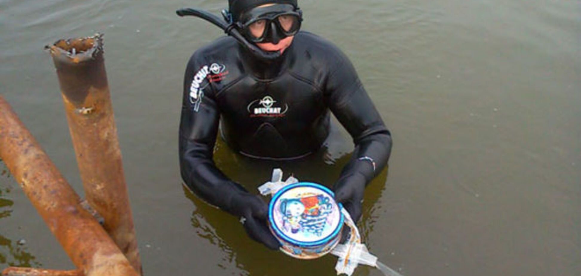 Бойовик 'ДНР' облаштував підводну схованку зброї. Фотофакт