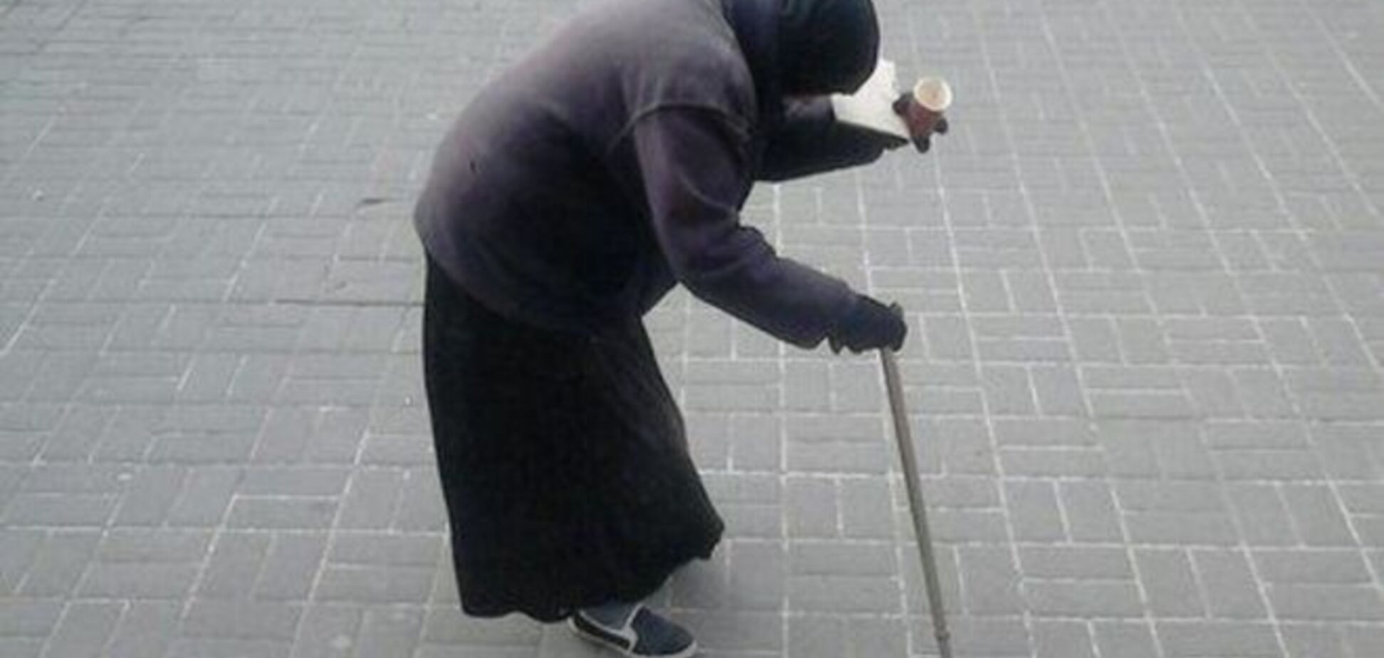 Киевляне считают бабушку-попрошайку на Крещатике молодой аферисткой