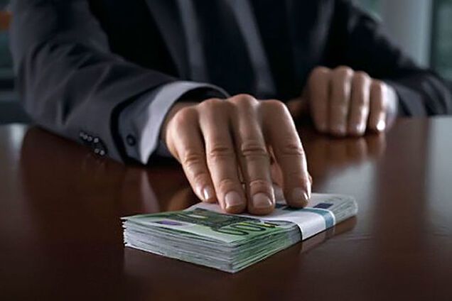 Крупный украинский чиновник погорел на взятке в треть миллиона гривен