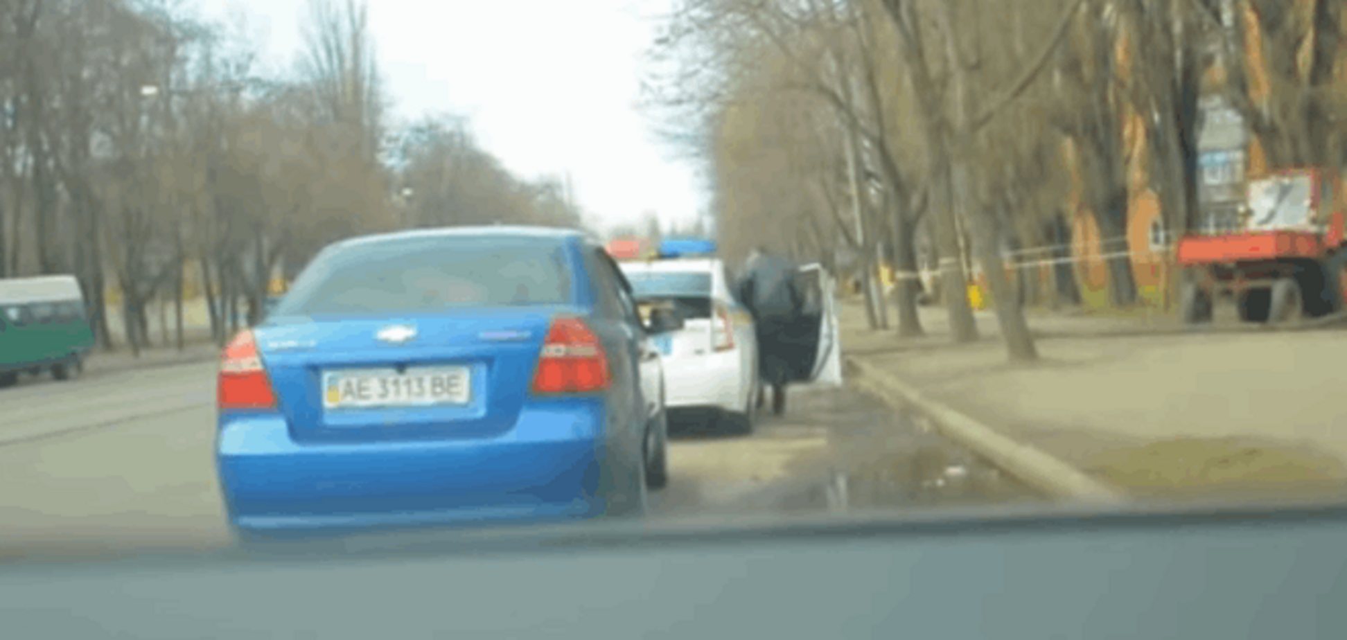 В Кривом Роге ГАИшники-лихачи сбежали от свидетеля получения взятки: видеофакт