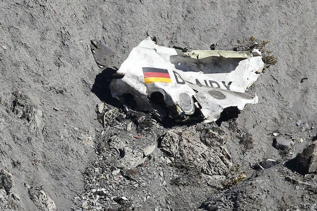 Командир літака Airbus, що розбився, намагався сокирою виламати двері в кабіну пілотів