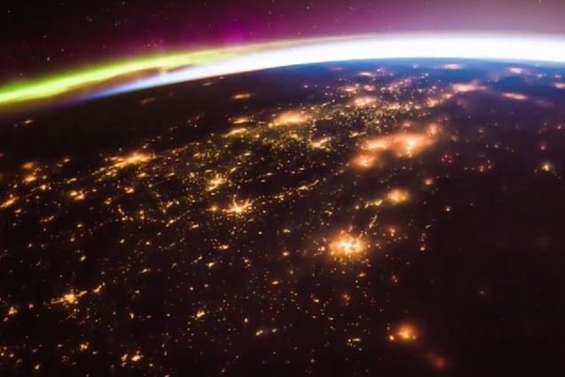 Астронавты с МКС засняли удивительные кадры рассвета над всей Землей