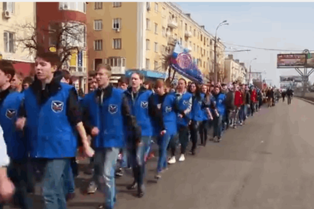 Мы не убежали: по центру Луганска строем провели всю молодежь 'республики' - видеофакт