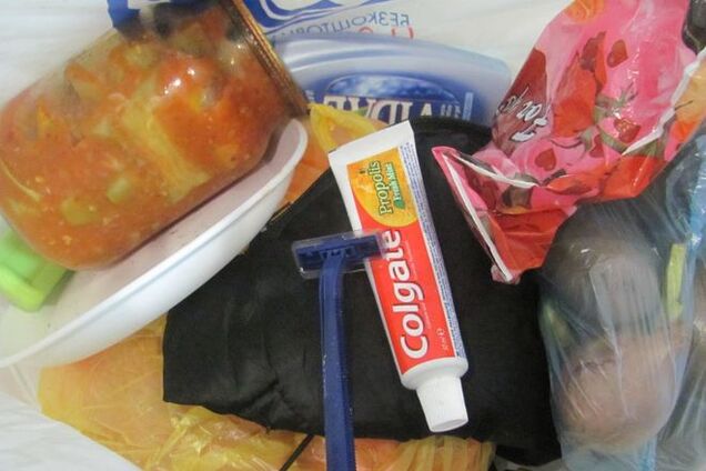 Волонтеры 'заплатили' новые налоги салатом, носком и капюшоном от куртки