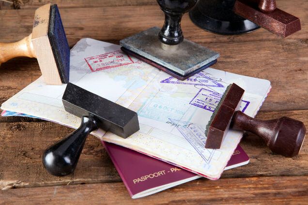 В Украине консульства отзывают визы при отмене брони отеля