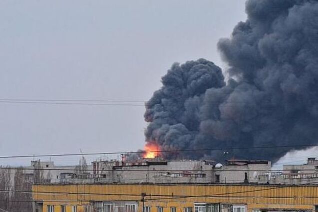 В Днепропетровской области полыхает завод: видео масштабного пожара