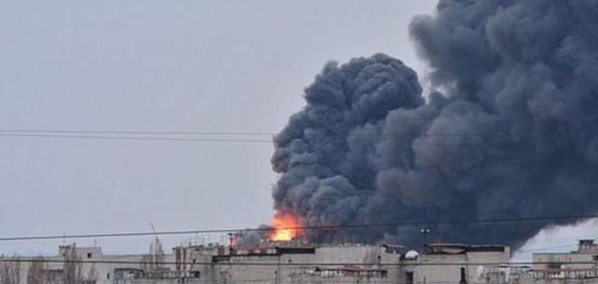 В Днепропетровской области полыхает завод: видео масштабного пожара