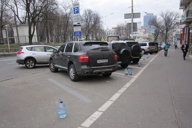 В центре Киева водители метят свои парковочные места пластиком