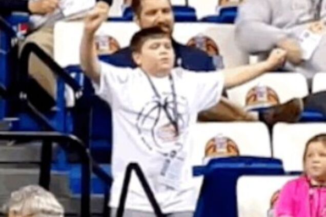 Зажигательный танец школьника на баскетбольном матче поразил сеть