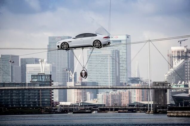Jaguar удивил британцев полетом над Темзой