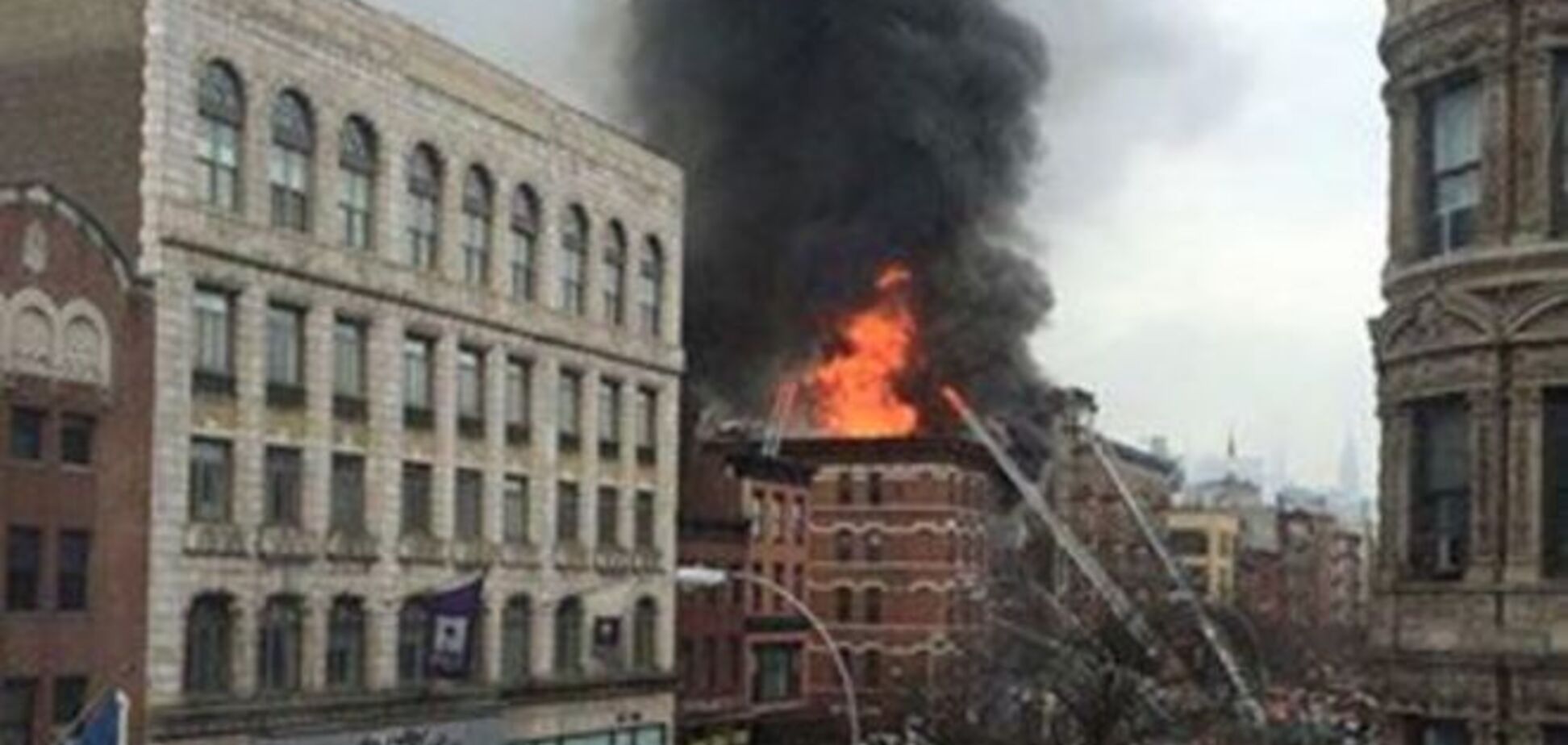 Пожар в Нью-Йорке уничтожил три дома в украинском квартале: фотофакт