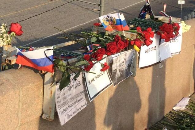 Москвичи восстанавливают 'мемориал' на месте убийства Немцова