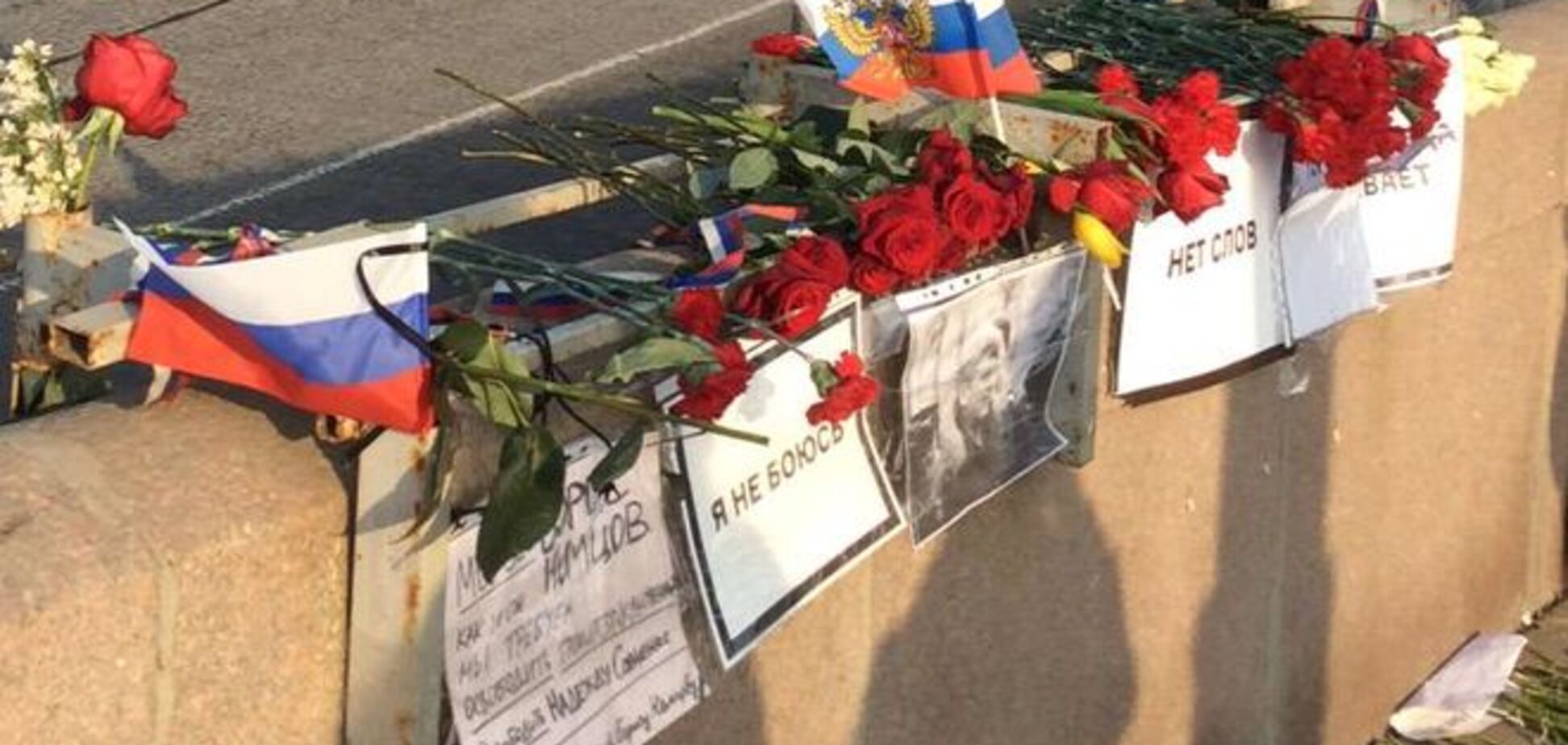 Москвичи восстанавливают 'мемориал' на месте убийства Немцова