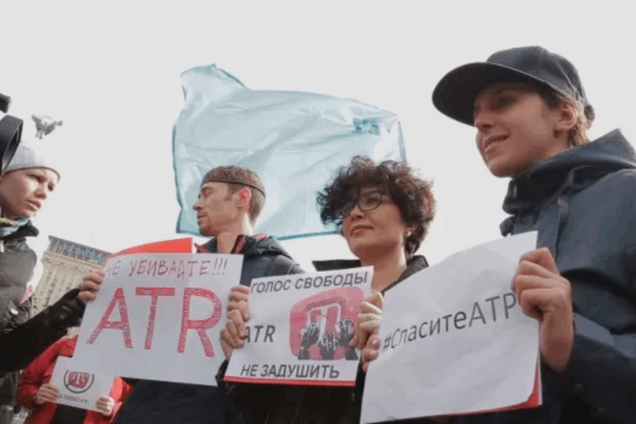 'Не убивайте ATR': активисты в Украине и США вышли спасать крымскотатарский телеканал – фото и видео