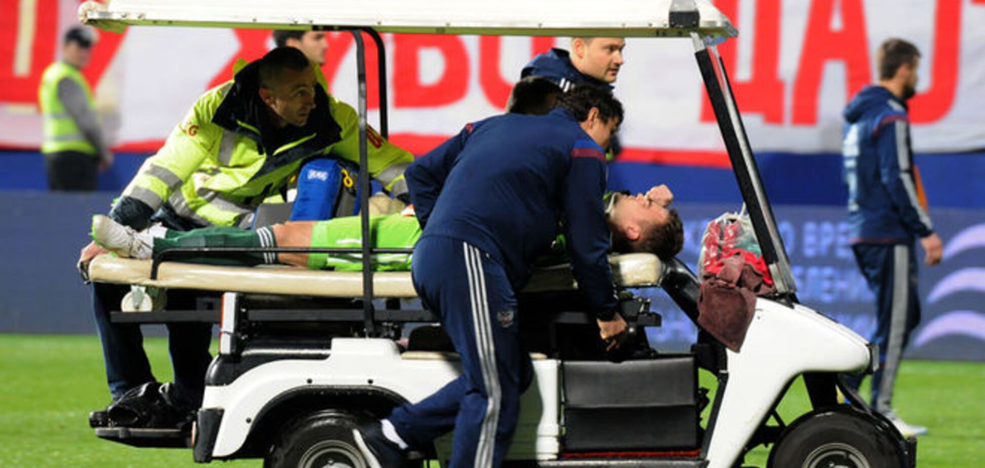 Вратаря сборной России едва не убили файером: видео