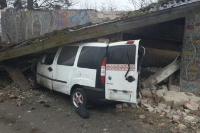 Во Львовской области авто после ДТП разрушило остановку: пятеро погибших