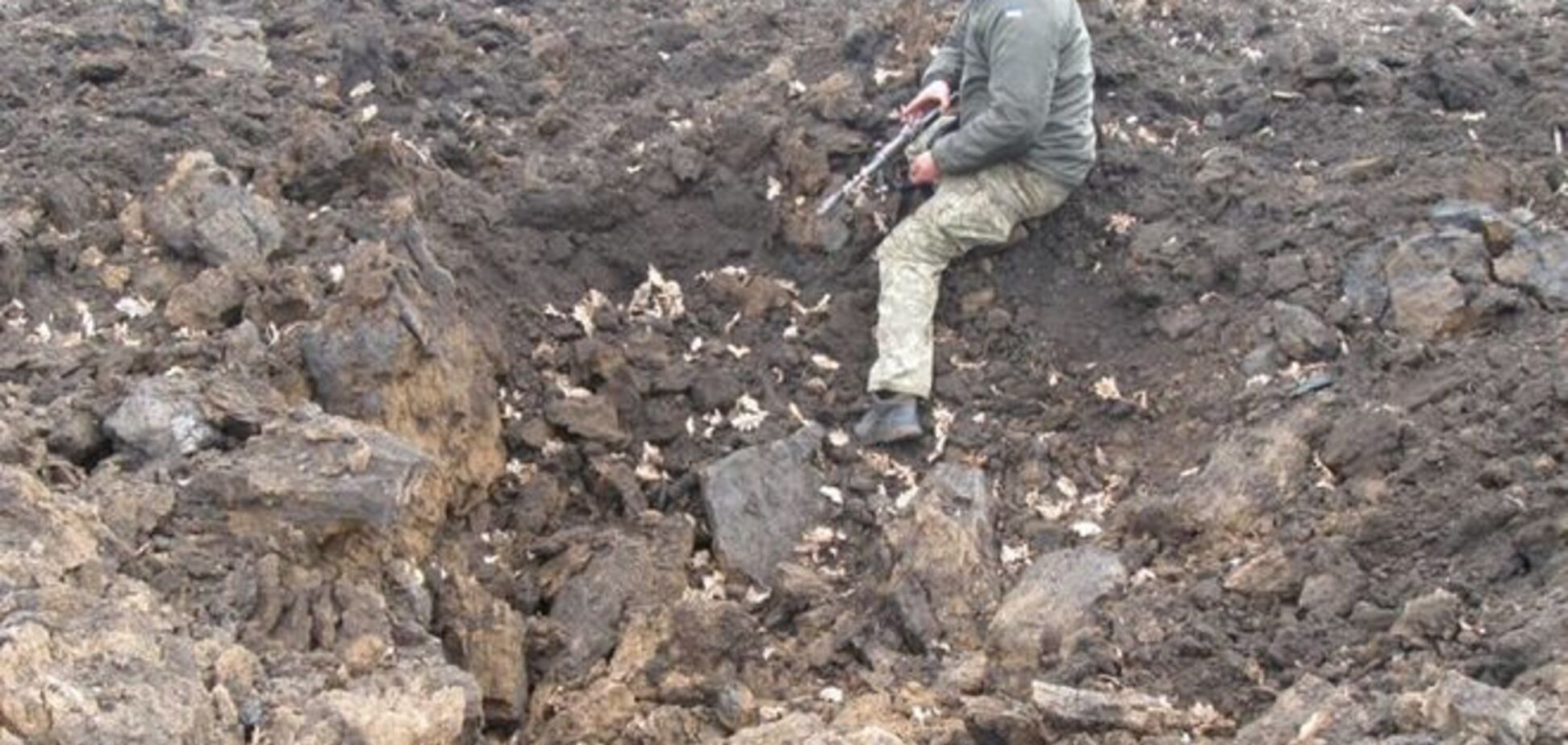 Воронки по пояс: штаб АТО показал, чем боевики обстреляли Новотошковку - фотофакт