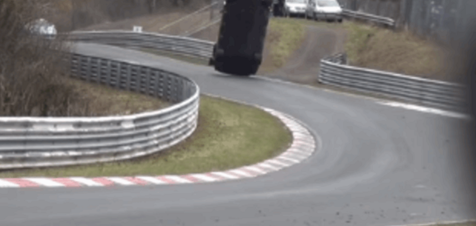 В Германии гоночный автомобиль врезался в толпу: видеофакт