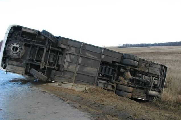 На Полтавщине перевернулся автобус: семь пострадавших