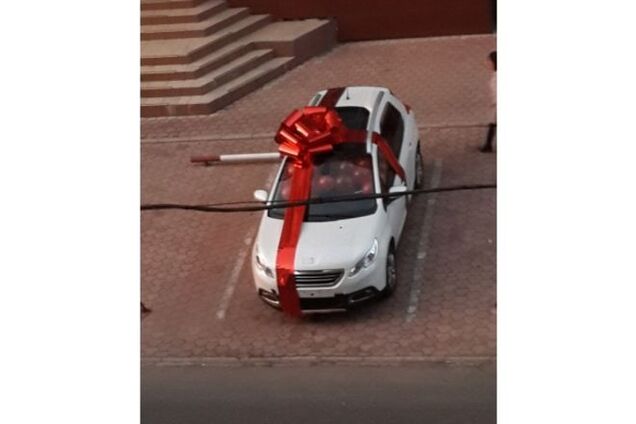 Боевик 'Моторола' подарил жене внедорожник за полмиллиона: фотофакт