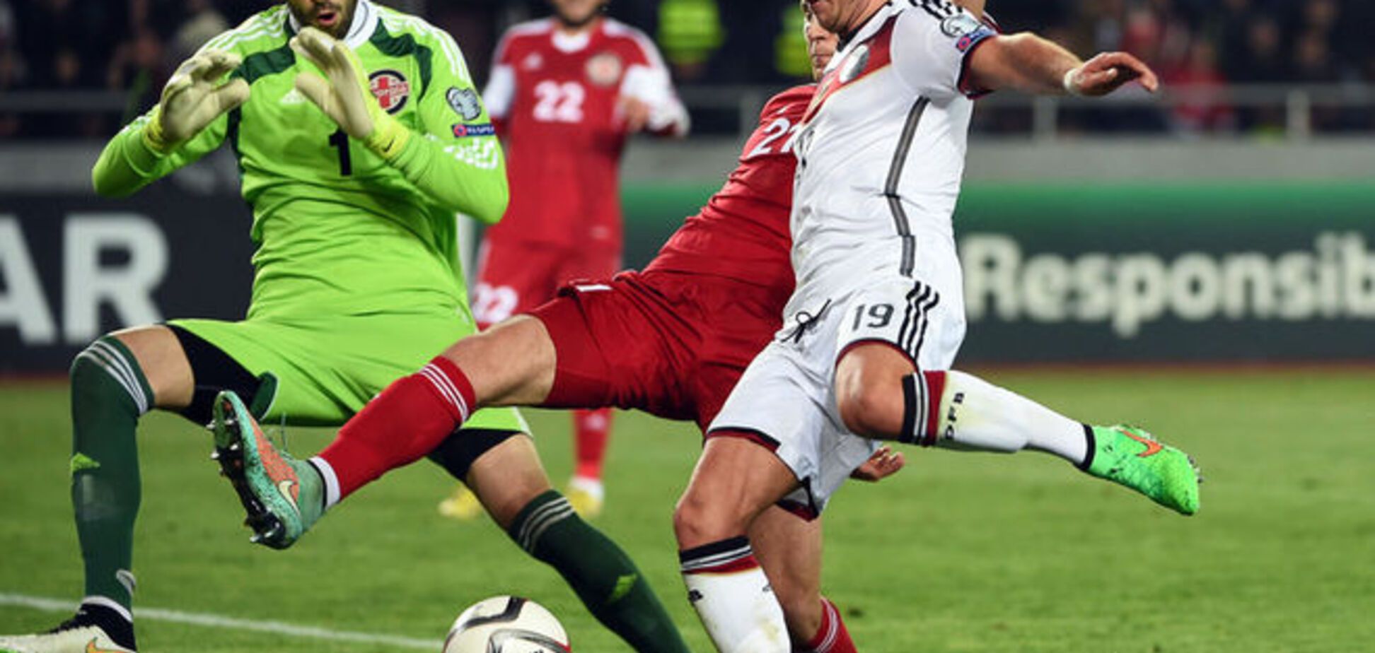 Чемпионы мира легко обыграли братьев Украины в матче Евро-2016