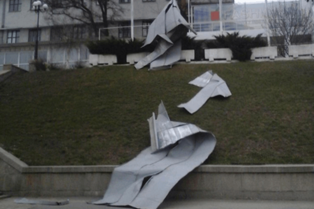 Ураган в Харькове: ветер валил деревья и срывал вывески. Фоторепортаж