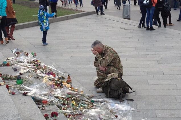 Слезы воина! Боец АТО оплакивает погибших героев: трогательный фотофакт