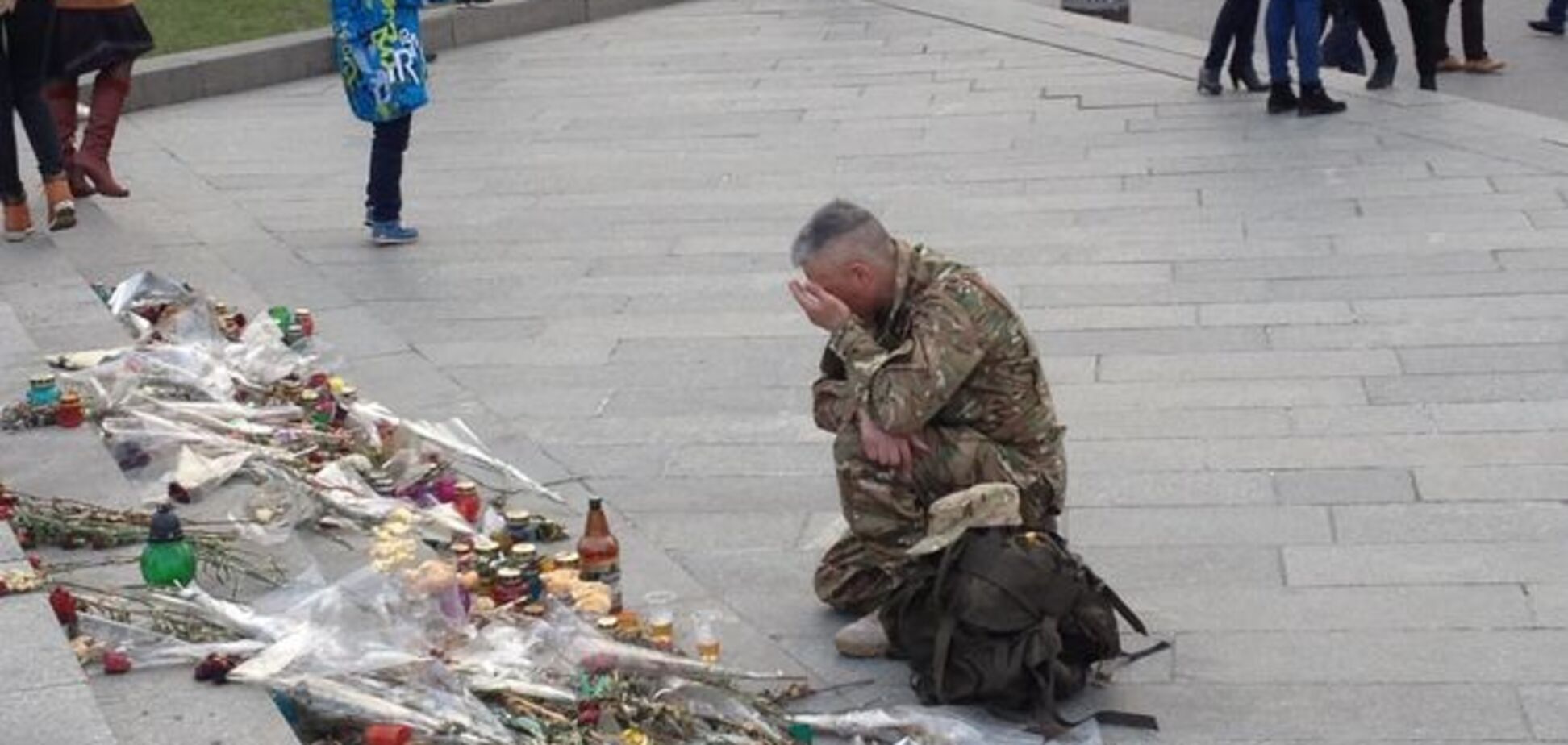 Слезы воина! Боец АТО оплакивает погибших героев: трогательный фотофакт