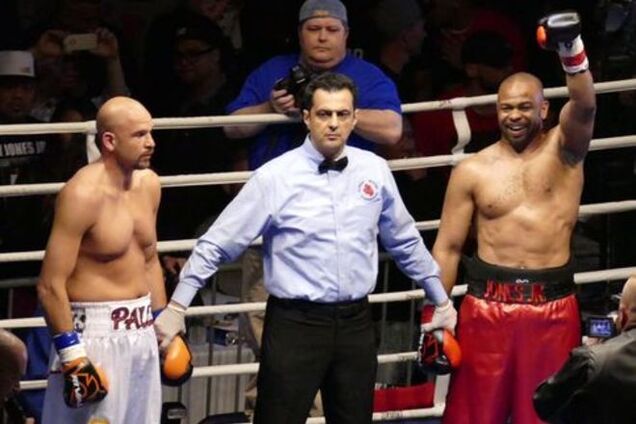 Легендарный Рой Джонс размазал по рингу очередного соперника: видео нокаута