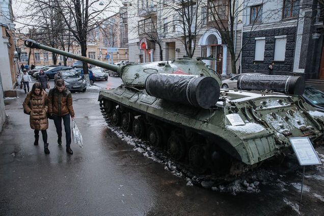 На въезде в Луганск заметили танки и БТР террористов