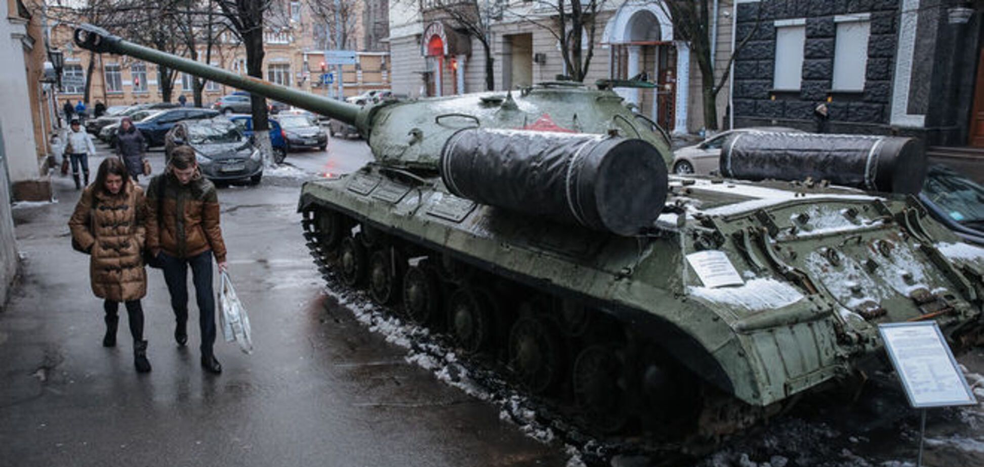 На въезде в Луганск заметили танки и БТР террористов