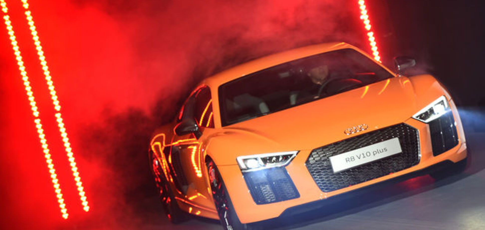 Audi презентовала фантастический суперкар R8: эффектные фото