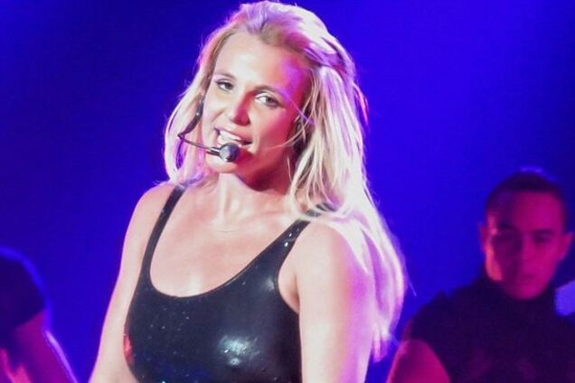 Бритни Спирс потеряла клок волос прямо во время выступления: видеофакт