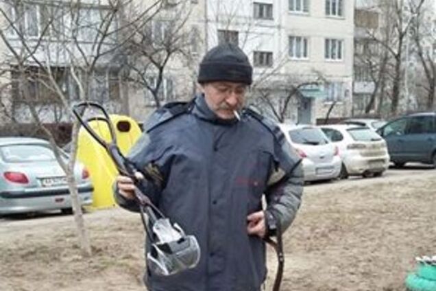 В Киеве заметили собачника с чудо-совком: опубликованы фото