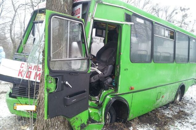 Под Харьковом автобус попал в ДТП, 8 человек пострадали: опубликованы фото