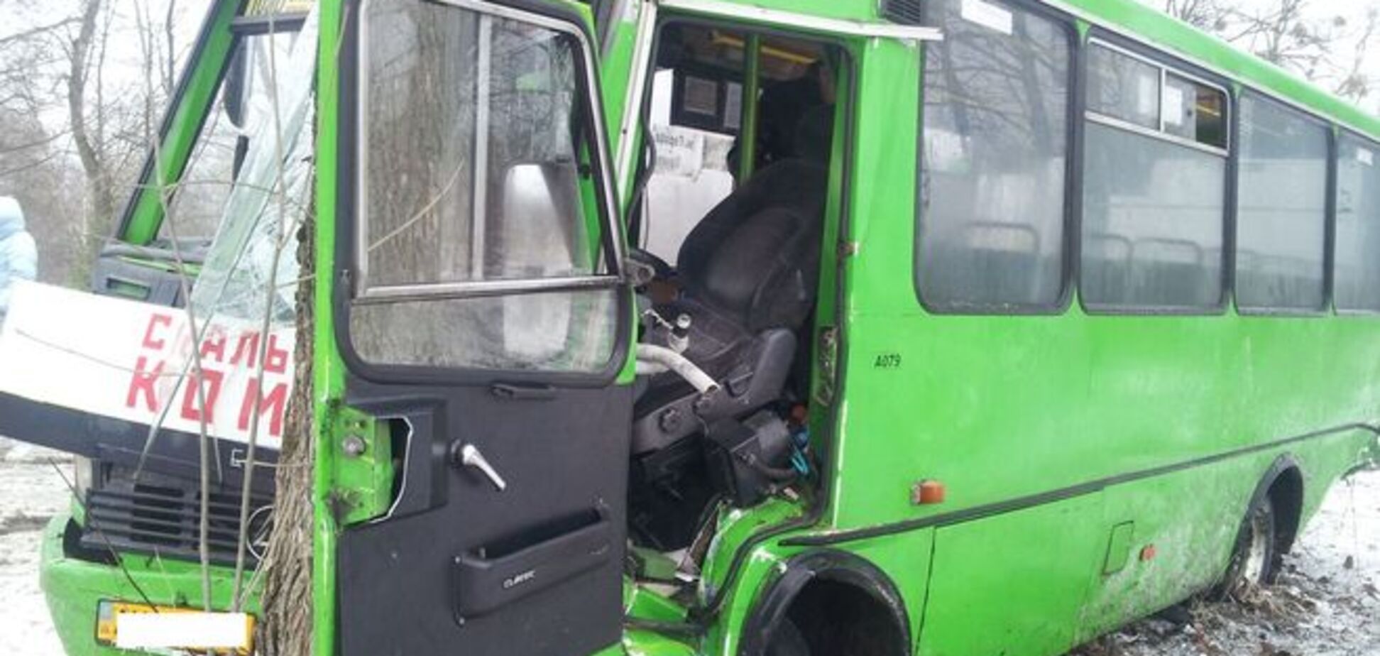 Під Харковом автобус потрапив у ДТП, 8 осіб постраждали: опубліковано фото