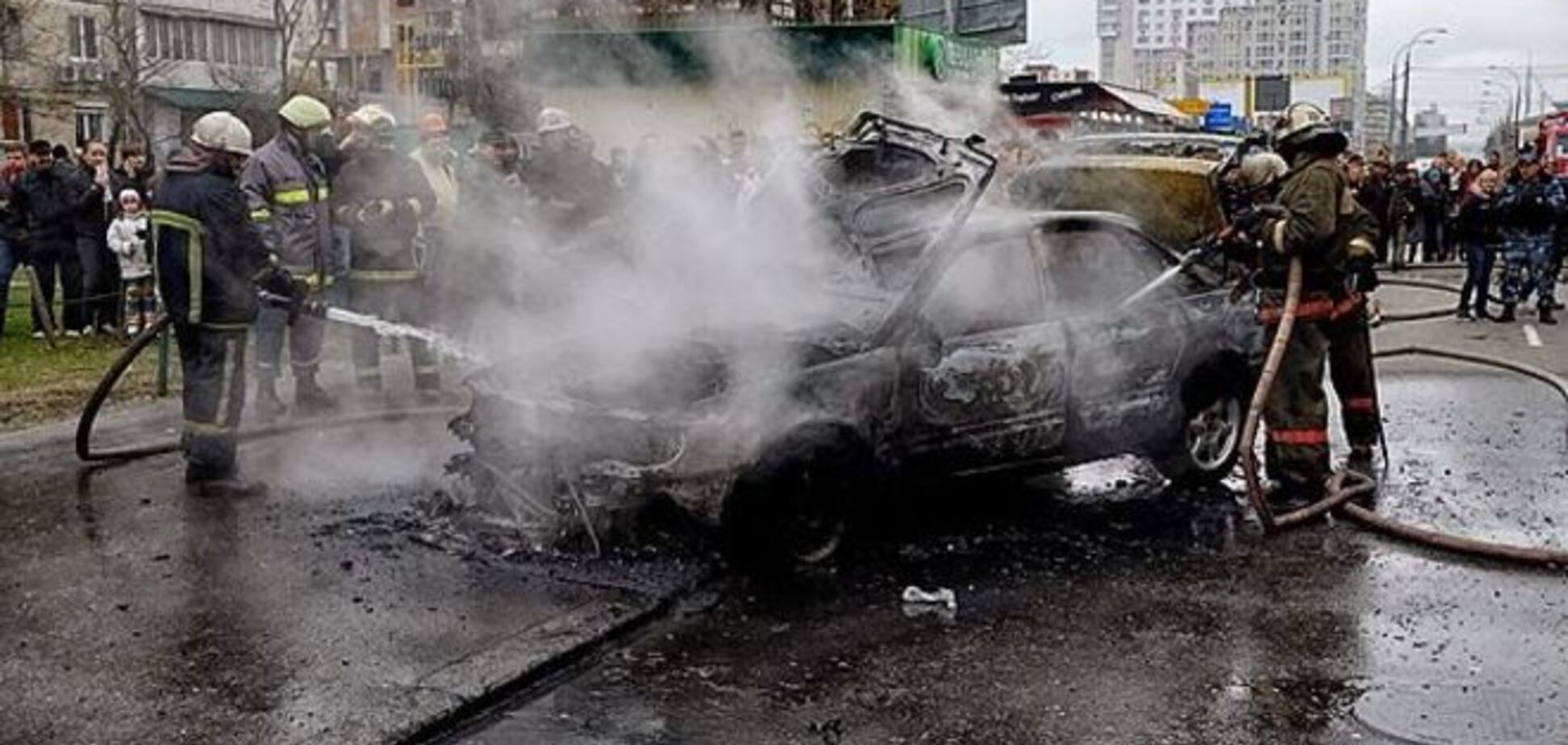 В Киеве возле метро загорелся и рванул автомобиль: фото- и видеофакт