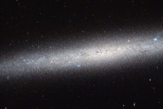Хаббл сделал редкий кадр в профиль спиральной галактики
