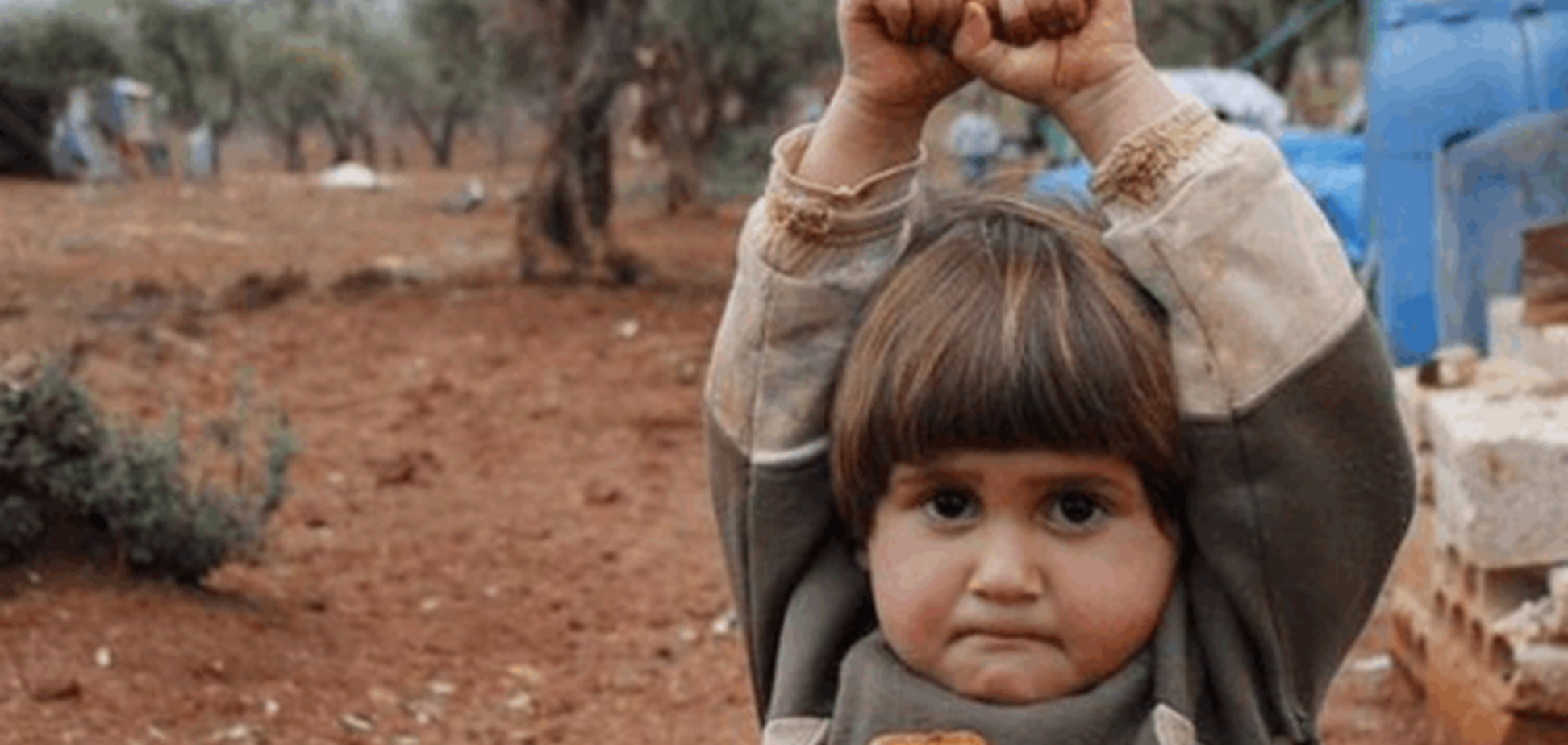До слез! Сирийский ребенок перепутал камеру с оружием и поднял руки вверх: фотофакт