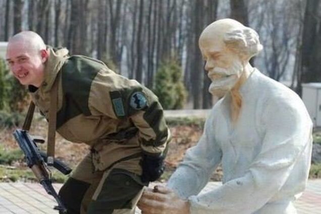 'Дебилы на прогулке': опубликованы шокирующие фото 'культурного' досуга боевиков 'ДНР'