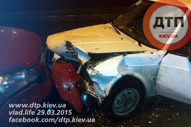 В Киеве пьяный водитель с женщинами на капоте устроил серьезное ДТП