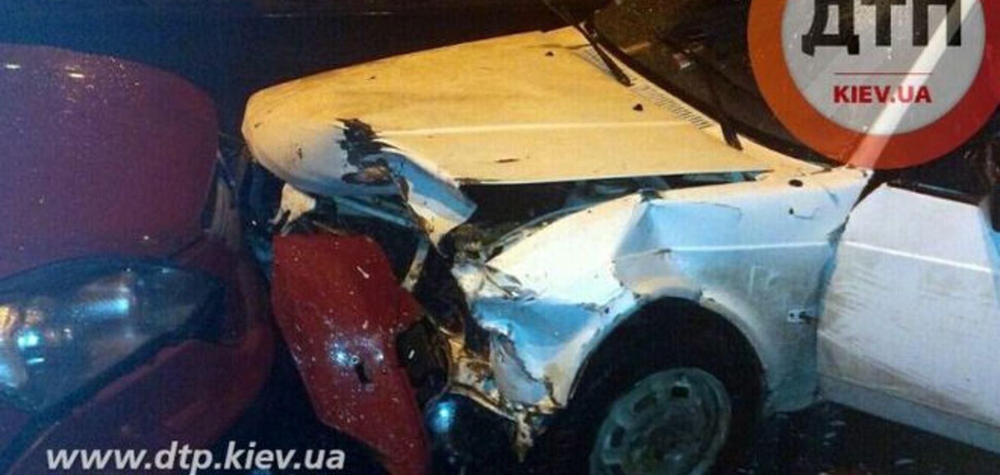 В Киеве пьяный водитель с женщинами на капоте устроил серьезное ДТП