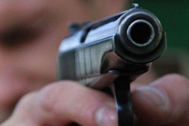 В Киеве мужчина выстрелил в девушку из пистолета
